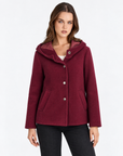 Giacca donna bordeaux con cappuccio e retro trapuntato indossata da Polly 2 – vista frontale