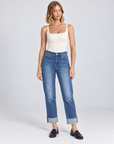Jeans N25 2665 blu denim con risvolto indossati da Polly 5 – vista frontale