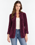 Cardigan donna bordeaux aperto con collo sagomato indossato da Polly 2 – vista frontale