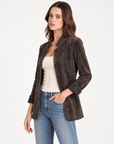 Cardigan donna marrone aperto con collo sagomato indossato da Polly 2 – vista di tre quarti
