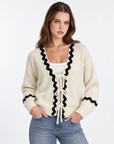 Cardigan donna con fiocchi e bordi ondulati Bianco, Polly 2 — dettaglio parte superiore