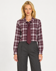 Camicia donna a quadri con cravatta bordeaux indossata da Polly 7, vista frontale