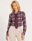 Camicia donna a quadri con cravatta bordeaux indossata da Polly 7, dettaglio a tre quarti