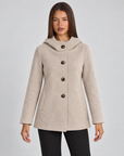 Giacca donna con cappuccio e bottoni beige indossata da Polly 4, vista frontale