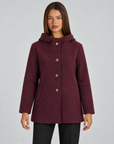 Giacca donna con cappuccio e bottoni bordeaux indossata da Polly 4, vista frontale