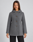 Giacca donna con cappuccio e bottoni grigio indossata da Polly 4, vista frontale