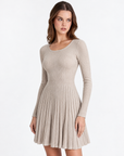 Abito donna in maglia a costine con gonna a pieghe beige indossato da Polly 2, vista a tre quarti, dettaglio parte superiore