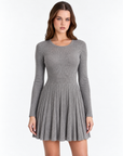 Abito donna in maglia a costine con gonna a pieghe grigio indossato da Polly 2, vista frontale, dettaglio parte superiore