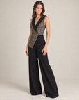 Tuta donna elegante con corpetto effetto gilet e revers Beige indossata da Polly 2, foto 2