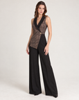 Tuta donna elegante con corpetto effetto gilet e revers Bordeaux indossata da Polly 2, foto 2
