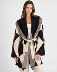 Cardigan lungo donna a rombi beige con cintura e collo sfrangiato indossato da Polly 2 – vista frontale