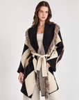 Cardigan lungo donna a rombi beige con cintura e collo sfrangiato indossato da Polly 2 – vista di tre quarti