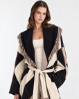 Cardigan lungo donna a rombi beige con cintura e collo sfrangiato indossato da Polly 2 – primo piano della parte superiore