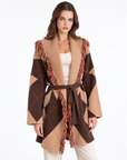 Cardigan lungo donna a rombi marrone con cintura e collo sfrangiato indossato da Polly 2 – vista frontale