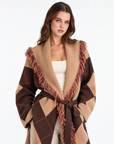 Cardigan lungo donna a rombi marrone con cintura e collo sfrangiato indossato da Polly 2 – primo piano della parte superiore