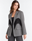 Giacca blazer donna grigio con frange indossata da Polly 2 – vista tre quarti