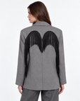 Giacca blazer donna grigio con frange indossata da Polly 2 – vista retro
