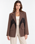 Giacca blazer donna marrone con frange indossata da Polly 2 – vista frontale
