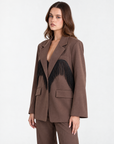 Giacca blazer donna marrone con frange indossata da Polly 2 – vista tre quarti
