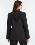 Giacca blazer donna nero con frange indossata da Polly 2 – vista retro