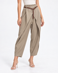 Pantalone donna drappeggiato taupe con cintura – Polly 5 – dettaglio