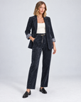 Pantalone donna in ciniglia blu con cintura indossato da Polly 5, abbinamento con blazer coordinato