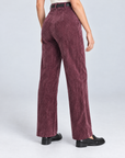 Pantalone donna in ciniglia bordeaux con cintura indossato da Polly 5, retro tre quarti