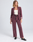 Pantalone donna in ciniglia bordeaux con cintura indossato da Polly 5, abbinamento con blazer coordinato