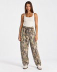 Pantalone donna camouflage con cintura indossato da Polly 4 - frontale