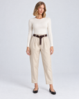Pantaloni donna beige con cintura indossati da Polly 5, vista frontale