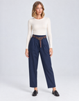 Pantaloni donna blu con cintura indossati da Polly 5, vista frontale