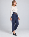 Pantaloni donna blu con cintura indossati da Polly 5, vista tre quarti