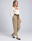 Pantaloni donna camel con cintura indossati da Polly 5, vista tre quarti