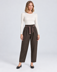 Pantaloni donna marrone con cintura indossati da Polly 5, vista frontale