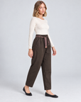 Pantaloni donna marrone con cintura indossati da Polly 5, vista tre quarti