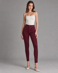 Pantaloni donna push-up slim MK5779-16 bordeaux indossati a corpo intero