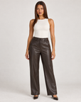 Pantaloni donna effetto pelle marrone indossati da Polly 4 - fronte
