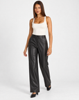 Pantaloni donna effetto pelle nero indossati da Polly 4 - tre quarti