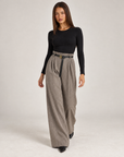 Pantaloni donna a palazzo spigati fango con cintura, indossati da Polly 4 – vista tre quarti