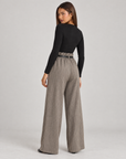 Pantaloni donna a palazzo spigati fango con cintura, indossati da Polly 4 – vista posteriore