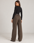 Pantaloni donna a palazzo spigati marrone con cintura, indossati da Polly 4 – vista posteriore