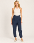Pantaloni donna blu con pinces e risvolto indossati da Polly 7 - vista frontale