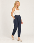 Pantaloni donna blu con pinces e risvolto indossati da Polly 7 - vista a tre quarti