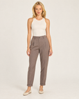 Pantaloni donna fango con pinces e risvolto indossati da Polly 7 - vista frontale