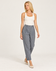 Pantaloni donna grigio con pinces e risvolto indossati da Polly 7 - vista a tre quarti