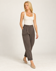 Pantaloni donna marrone con pinces e risvolto indossati da Polly 7 - vista a tre quarti