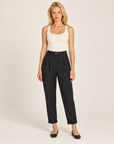 Pantaloni donna nero con pinces e risvolto indossati da Polly 7 - vista frontale