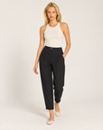 Pantaloni donna nero con pinces e risvolto indossati da Polly 7 - vista a tre quarti