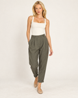 Pantaloni donna verde con pinces e risvolto indossati da Polly 7 - vista a tre quarti