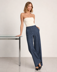 Pantaloni sartoriali blu su Polly 5, posa in movimento